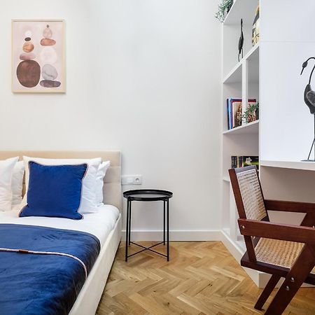 Tyzenhauz Apartments Krowoderska Street Краков Экстерьер фото