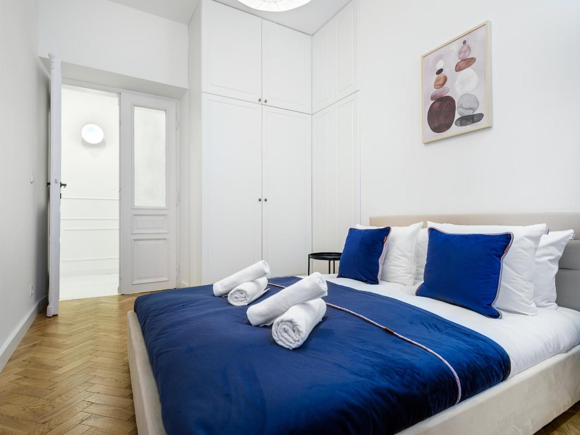 Tyzenhauz Apartments Krowoderska Street Краков Экстерьер фото