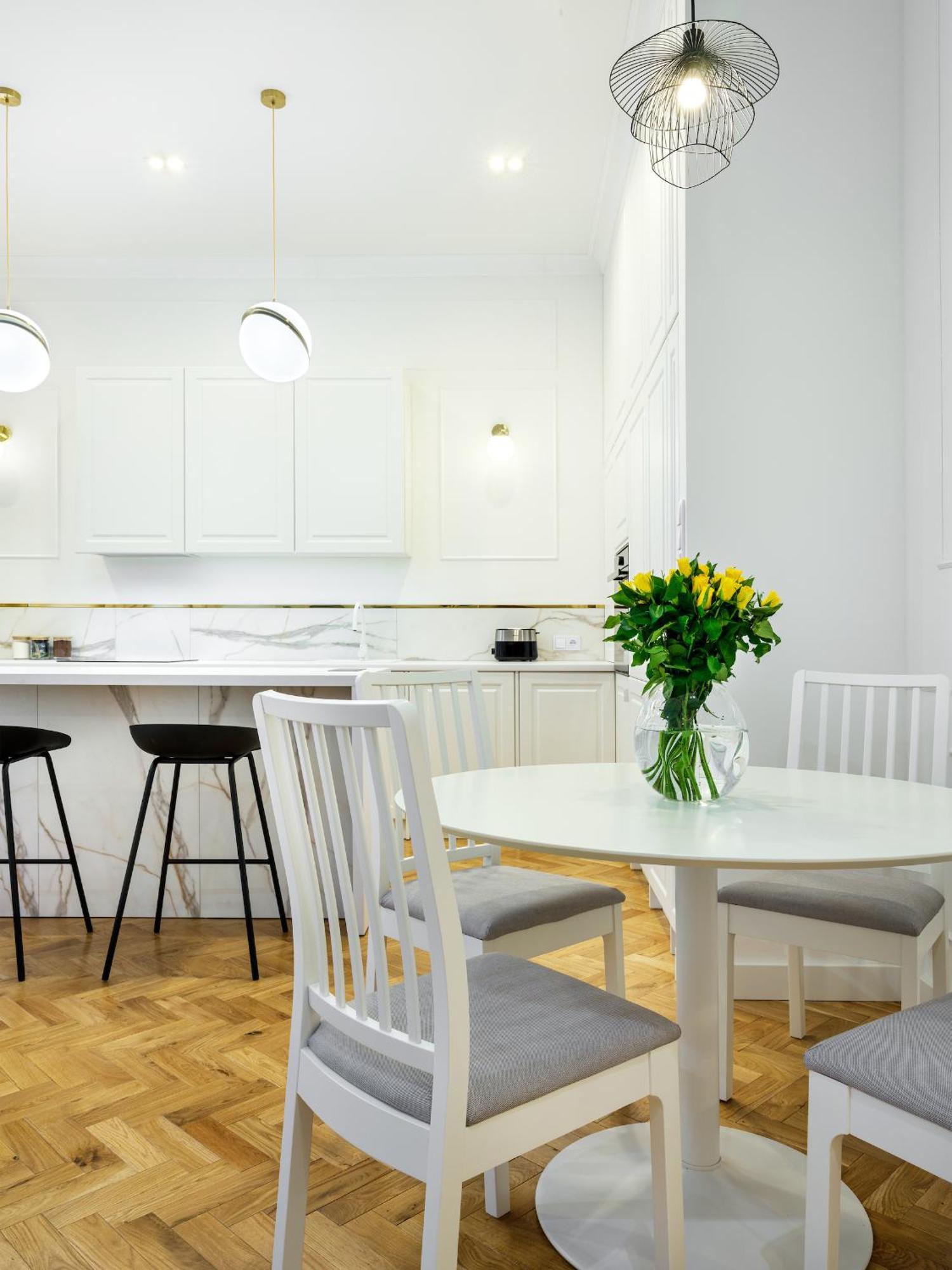 Tyzenhauz Apartments Krowoderska Street Краков Экстерьер фото